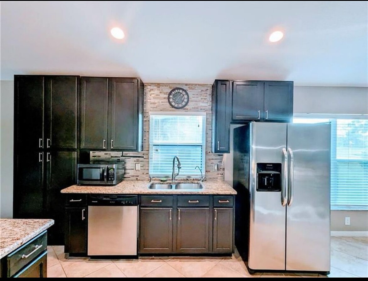 Remolded kitchen - 562 SW Saint Martins Cv