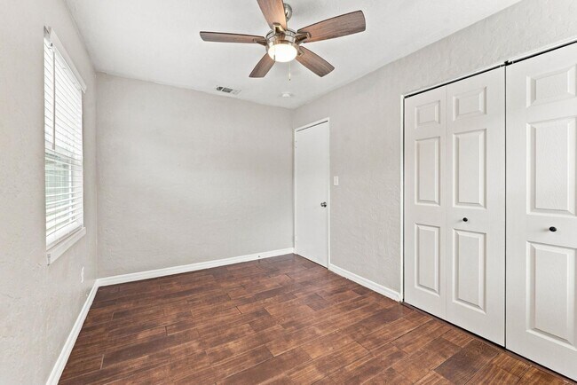Building Photo - 7235 Orpine Dr N