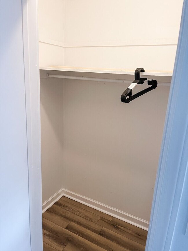 Building Photo - Charming Apt near Savannah's Historic District! Unit 1