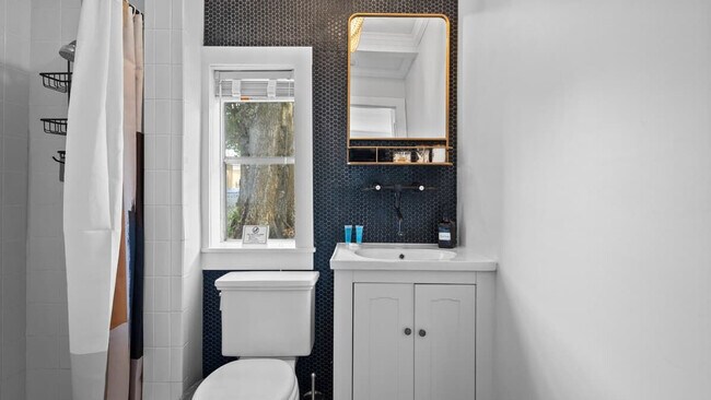 Building Photo - 720 1/2 West Woodlawn Avenue-SI ID1271928P