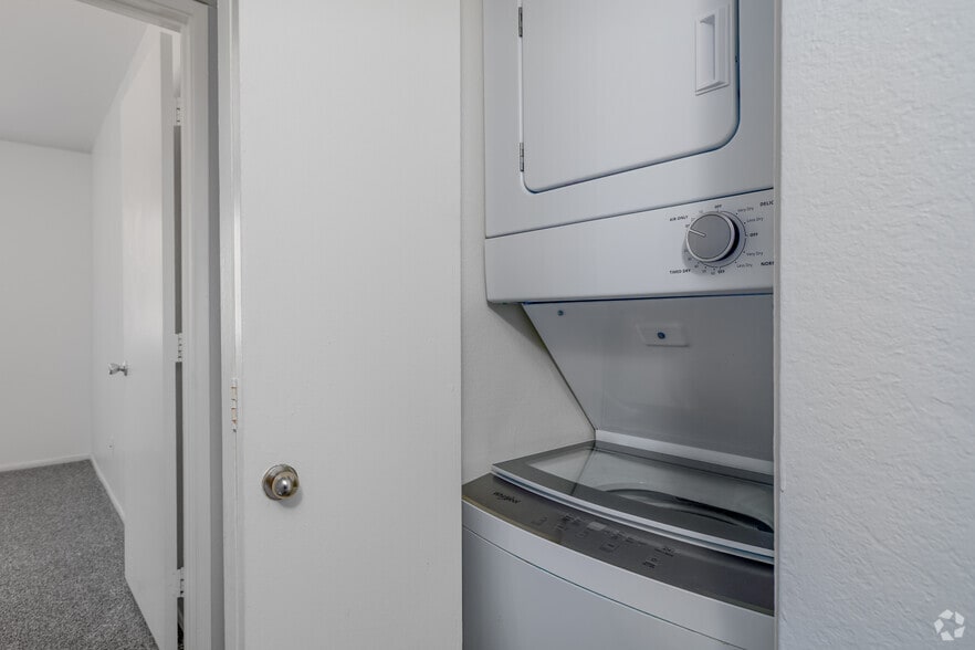 2BR, 2BA - 943SF - Laundry Room - Harrison Park