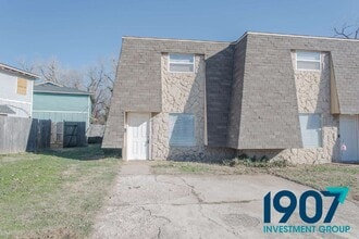 Building Photo - 611 Sinclair Dr