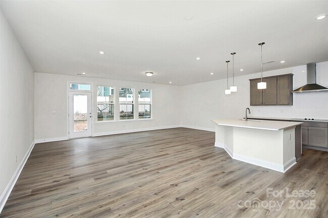 Building Photo - 6029 Mariemont Cir