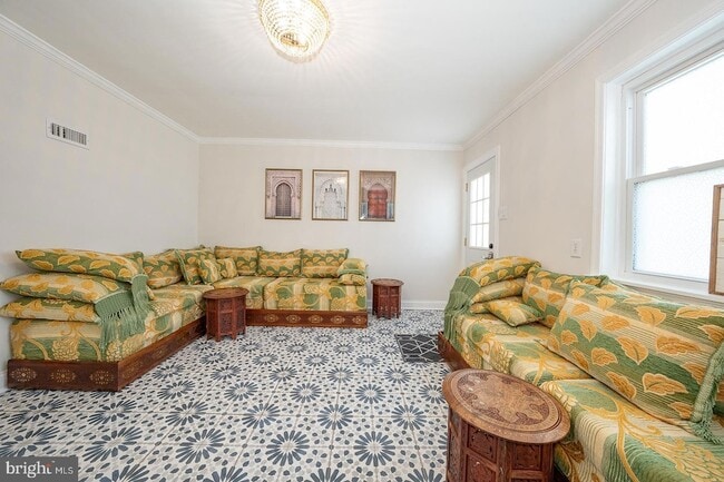 Building Photo - 227 E Hathaway Ln