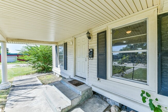 Building Photo - 424 S Broadway St