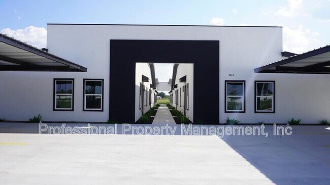 Building Photo - 2813 Bravo Rd