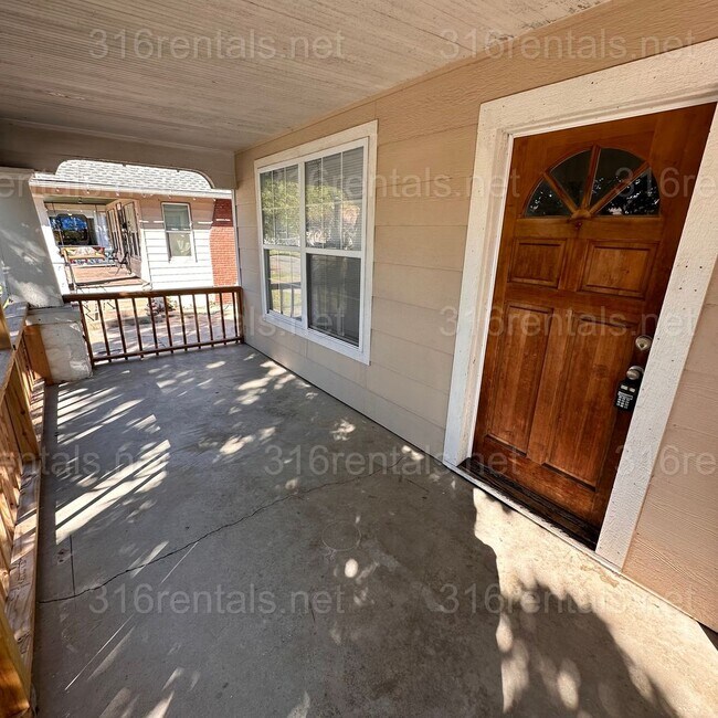Building Photo - $1195 - 3 bedroom / 1 bathroom - Single Family Home