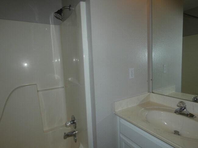 Building Photo - 833 Spring Ct