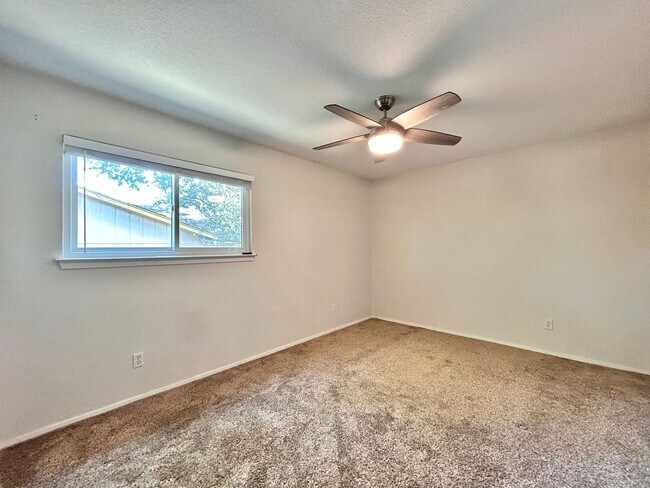 Building Photo - Cozy 3-Bedroom, 2-Bath Home with Covered D...