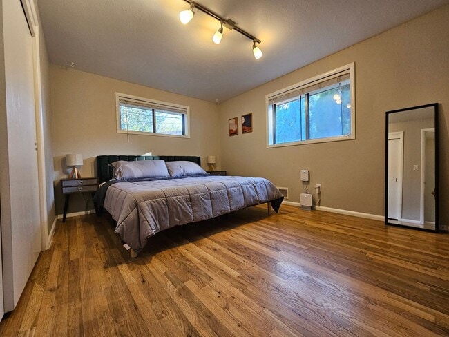 Building Photo - Fully Furnished Mid Century Charmer- month to month/midterm/short term, 3 bedrooms, highly desira...