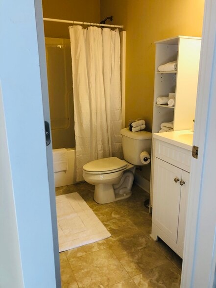 Full bathroom - 2850 Salem Rd