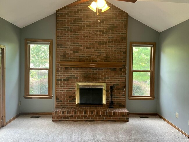 Building Photo - 1156 Lake Point Dr