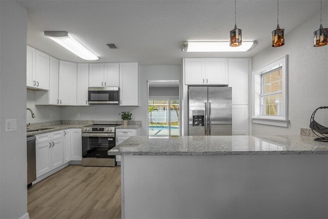 Building Photo - 711 Bayshore Dr
