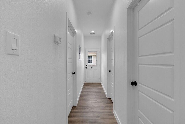 Building Photo - 106 Runnels St