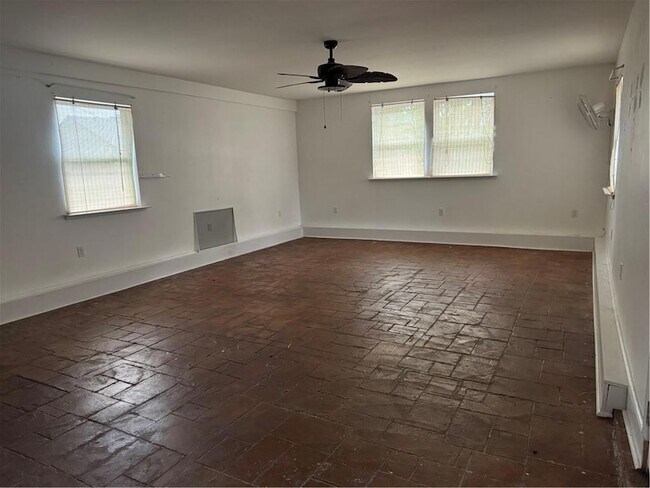 Building Photo - 306 Clover Dr