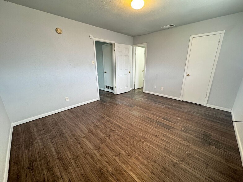 Building Photo - 1405 N Gray St