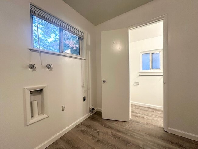 Building Photo - Updated 3 Bedroom 1.5 Bathroom Home in Desirable Arden Park!