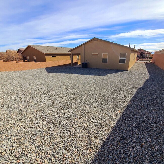 Building Photo - 3 bed 2 bath Large backyard! Newly Built