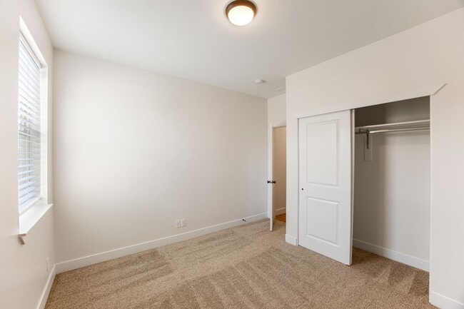Building Photo - 646 N Sandy Talus Dr