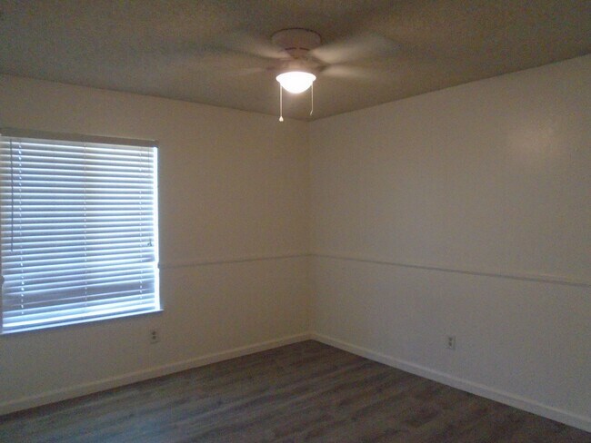 Building Photo - SW WITH OFFICE AND RV PARKING !!!!