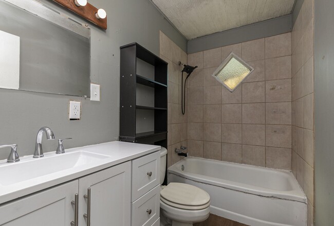 Building Photo - REMODELED 4 Bedroom | 1 Bathroom | 1400 sq...