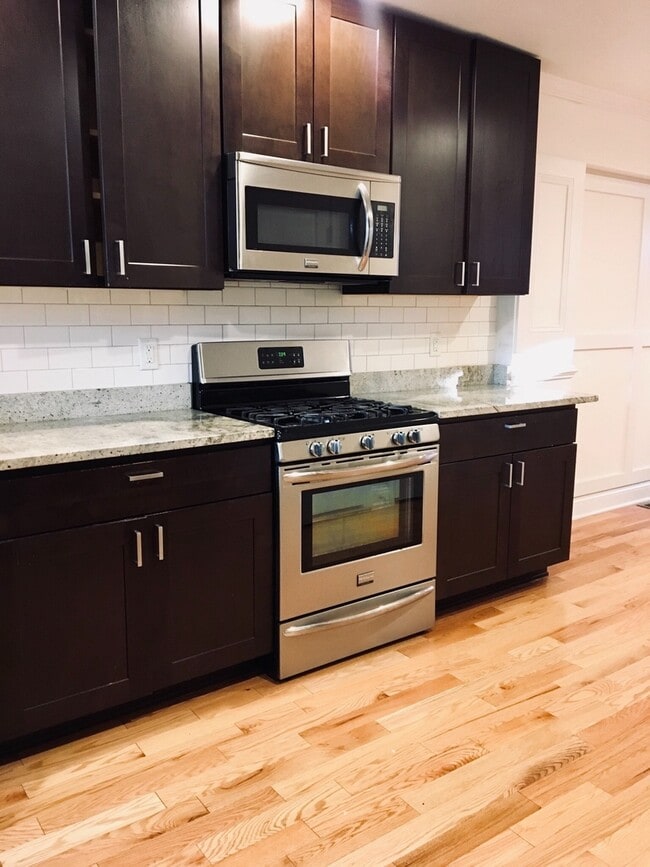 Building Photo - Charming 2 Bedroom/3 Bathroom Townhome w/ Den and In-Unit Laundry in Locust Point, MD! - Parking ...