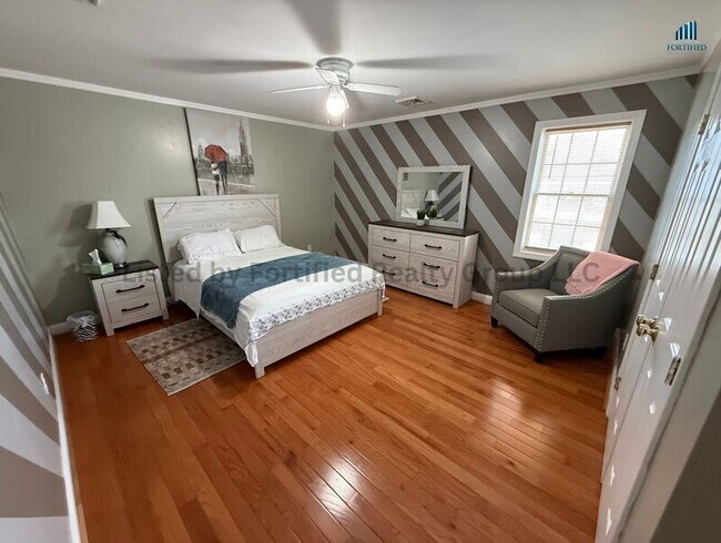 Building Photo - 1556 N Main St