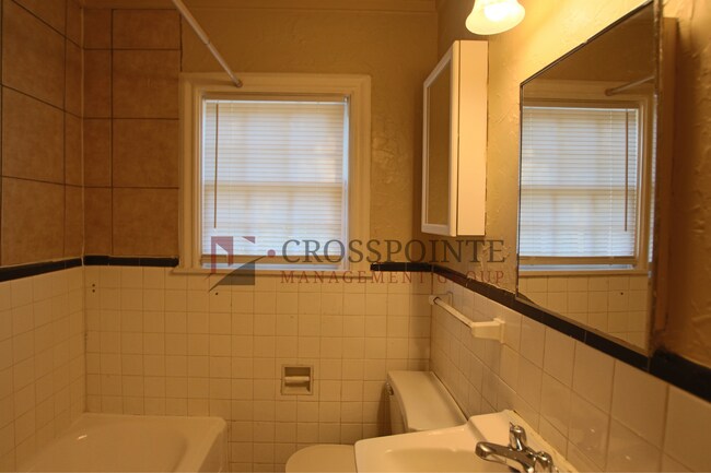 Building Photo - 2 bedroom 1 bath Triplex in central Tyler!