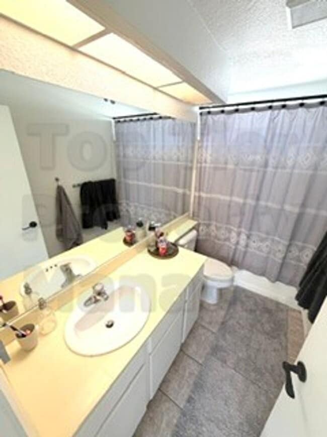 Building Photo - Beautiful 3 bed / 2.5 bath / 1,227 sqft House in Oceanside's Emerald Point