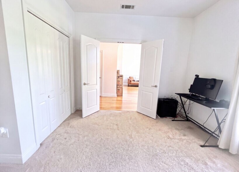 Building Photo - 302 Cherokee Rose Ln