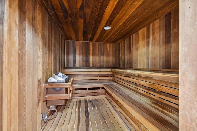 Building Photo - 7050 Sunset Dr S