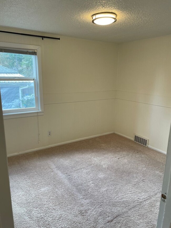 Building Photo - 4 bedroom 2 bathroom single family home lo...