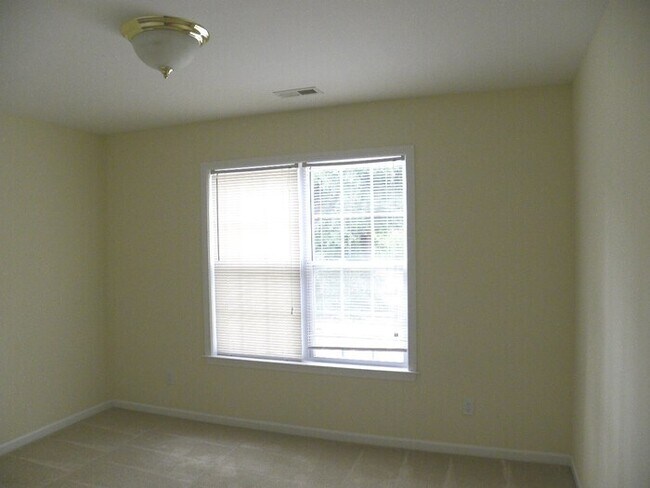 Building Photo - Students welcome! 3 BR House with rocking chair front Porch. Close to UNCW