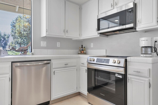 Building Photo - 175 Gran Via