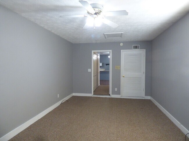 Building Photo - 372 Redding Rd