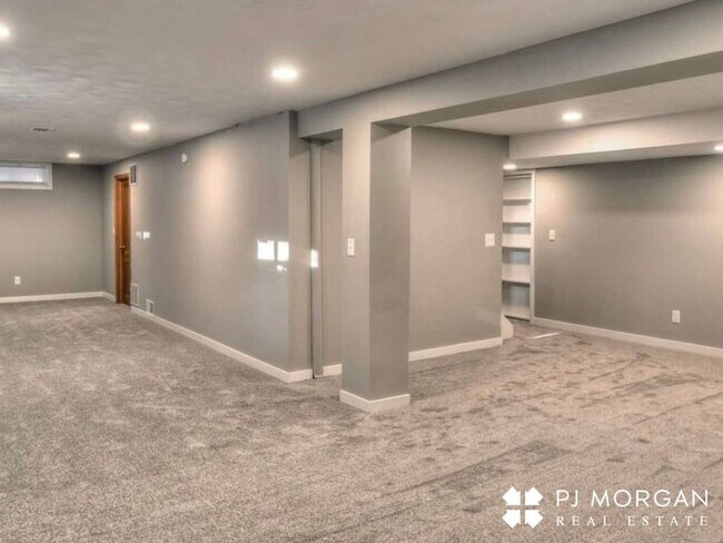 Building Photo - 4 bedroom, 3 Bathroom House