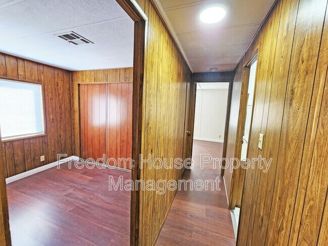 Building Photo - 800 Julia St