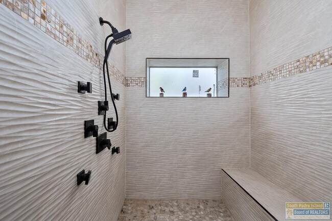 Building Photo - 618 N Shore Dr