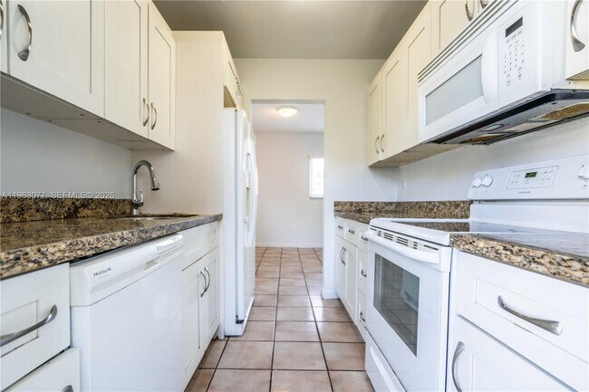 Building Photo - 1940 Biarritz Dr