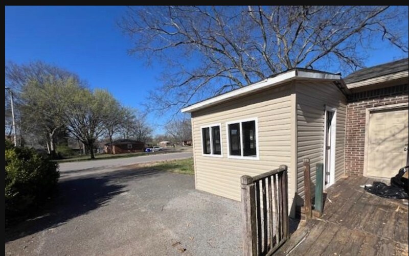 Building Photo - 2110 Robin Rd