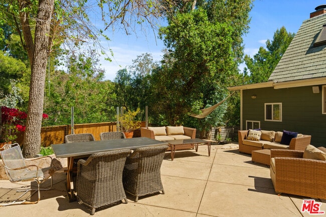 Building Photo - 2026 Topanga Skyline Dr
