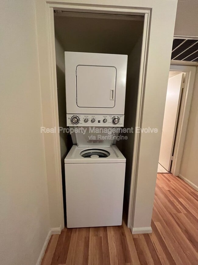 Building Photo - 10610 S 48th St