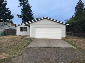 Building Photo - Spacious 3 bdrm/1.5 bath, Garage, Fenced B...