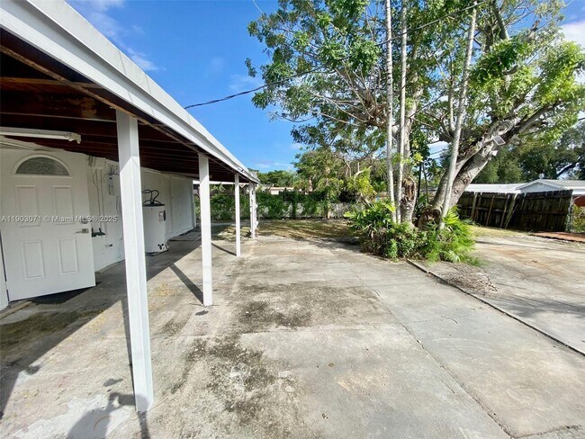 Building Photo - 2024 NE 183rd St