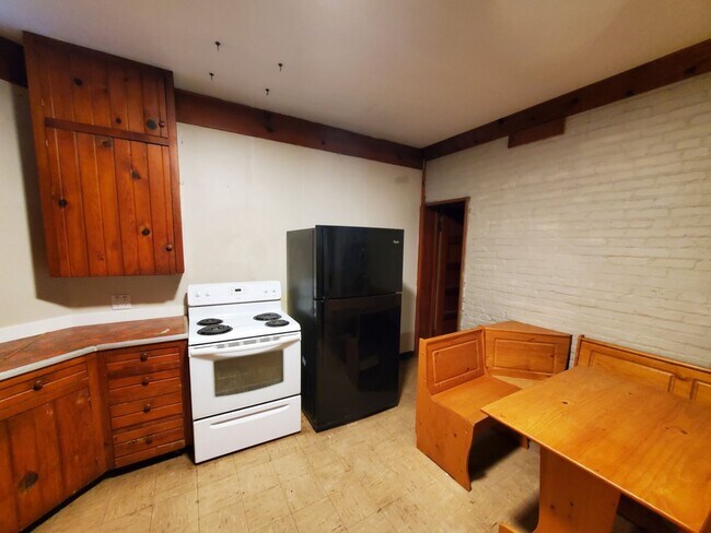 Building Photo - Large 1 bedroom remodeled apartment, washe...