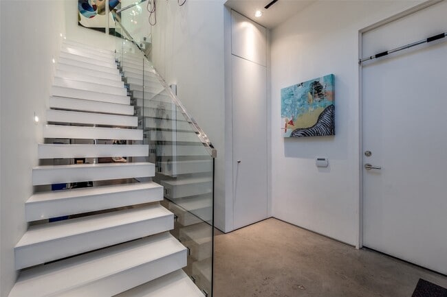 Building Photo - 2300 N Carroll Ave