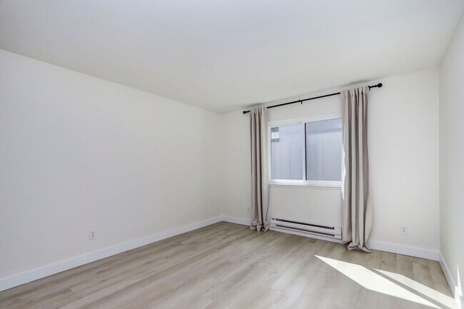 Building Photo - 845 Woodside Way
