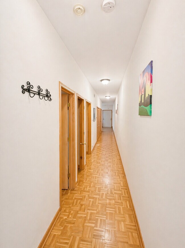 Building Photo - 4237 N Kenmore Ave