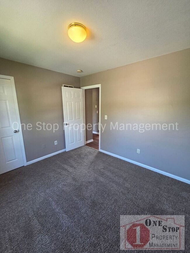 Building Photo - Spacious 3 bedroom/ 2.5 bath with a finished basement!!