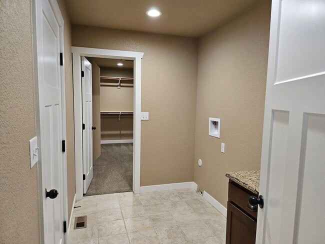 Building Photo - ALL PROSPECTIVE TENANTS MUST SUBMIT A $58 ...